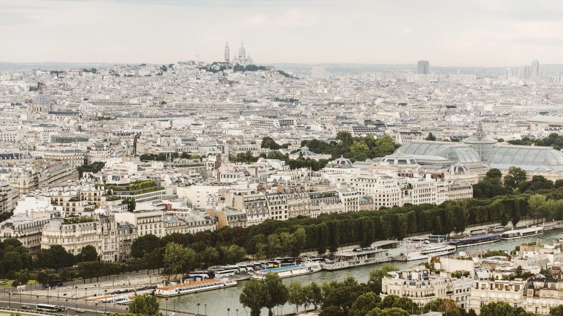 Quels sont les quartiers et sites parisiens méconnus à explorer en 2CV dans la ville lumière ?